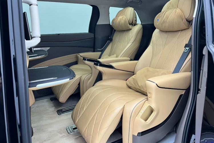 Used Denza D9 2022 DM-i 970 Four-Wheel Drive Flagship Model
