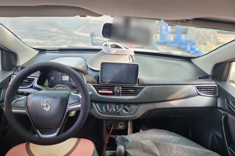 Used Baojun 310 2016 1.2L manual Comfort trim level Center Console