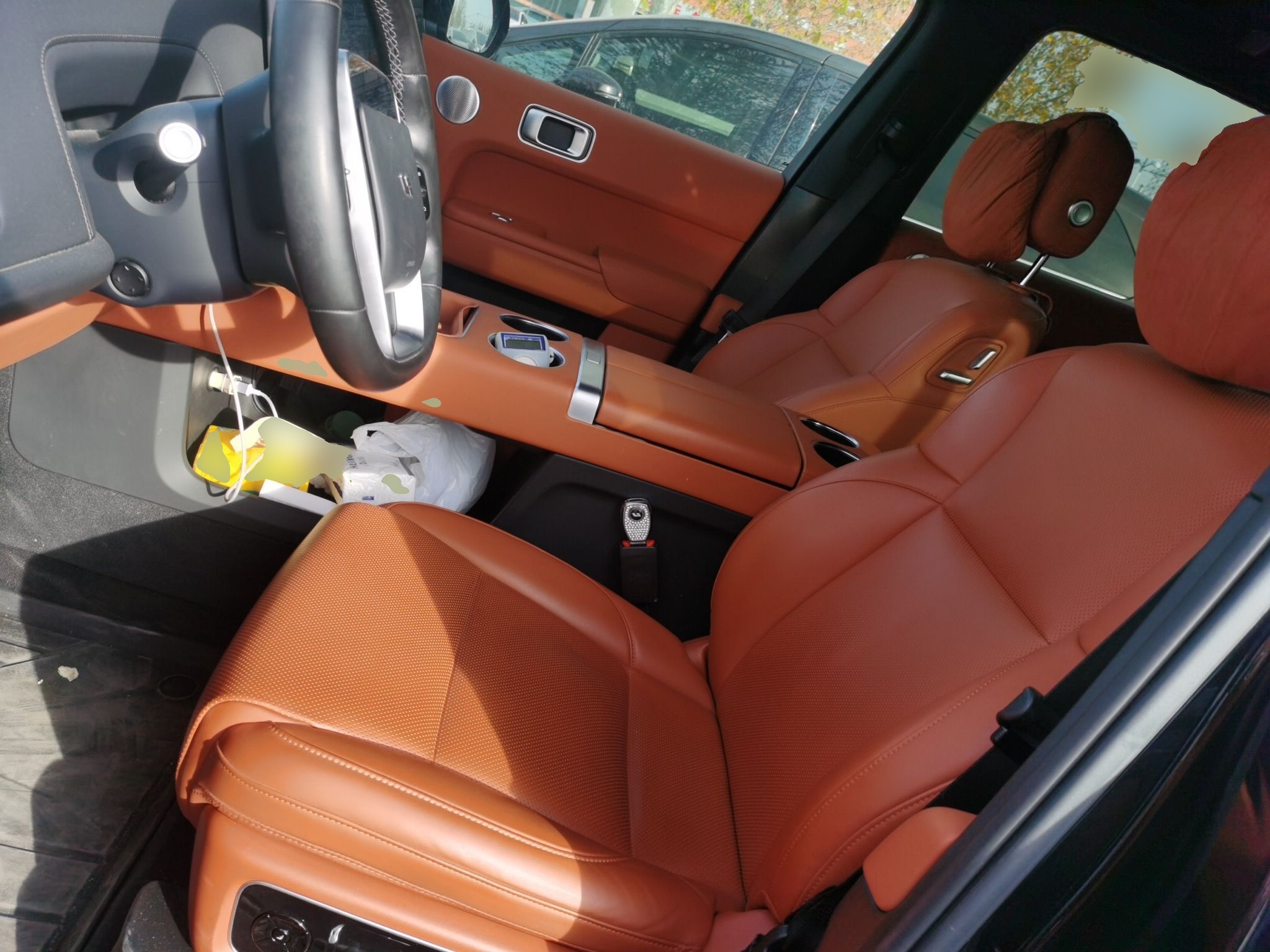 المقاعد الأمامية داخل السيارة