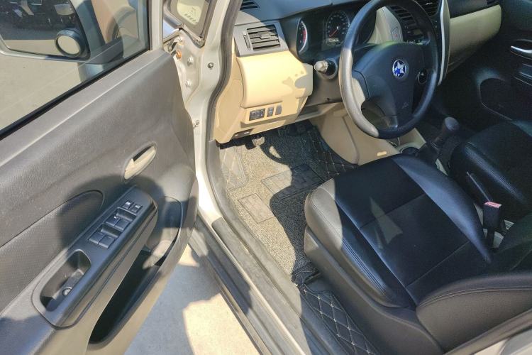 Used Venucia R50 2013 1.6L Manual Fashion Edition
