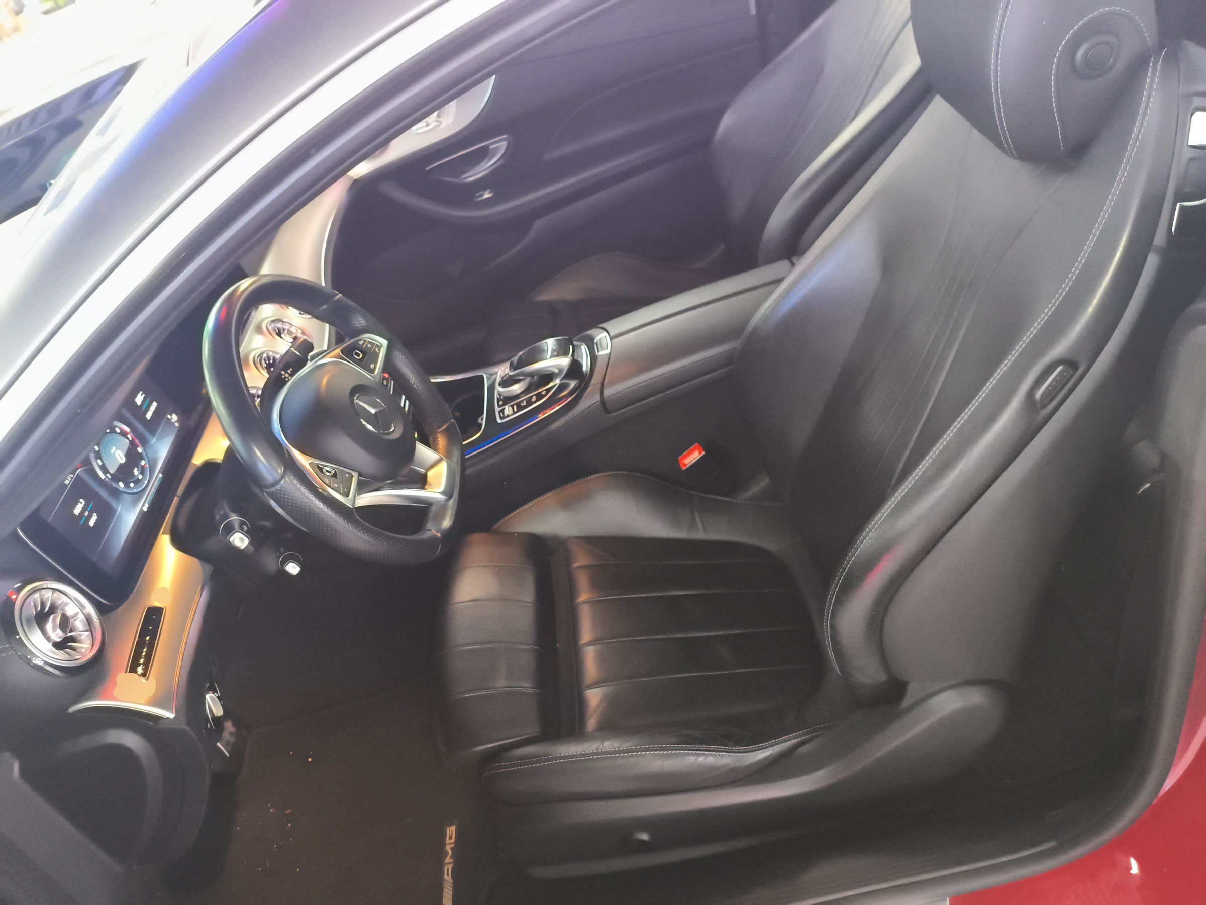 Переднее сиденье в автомобиле