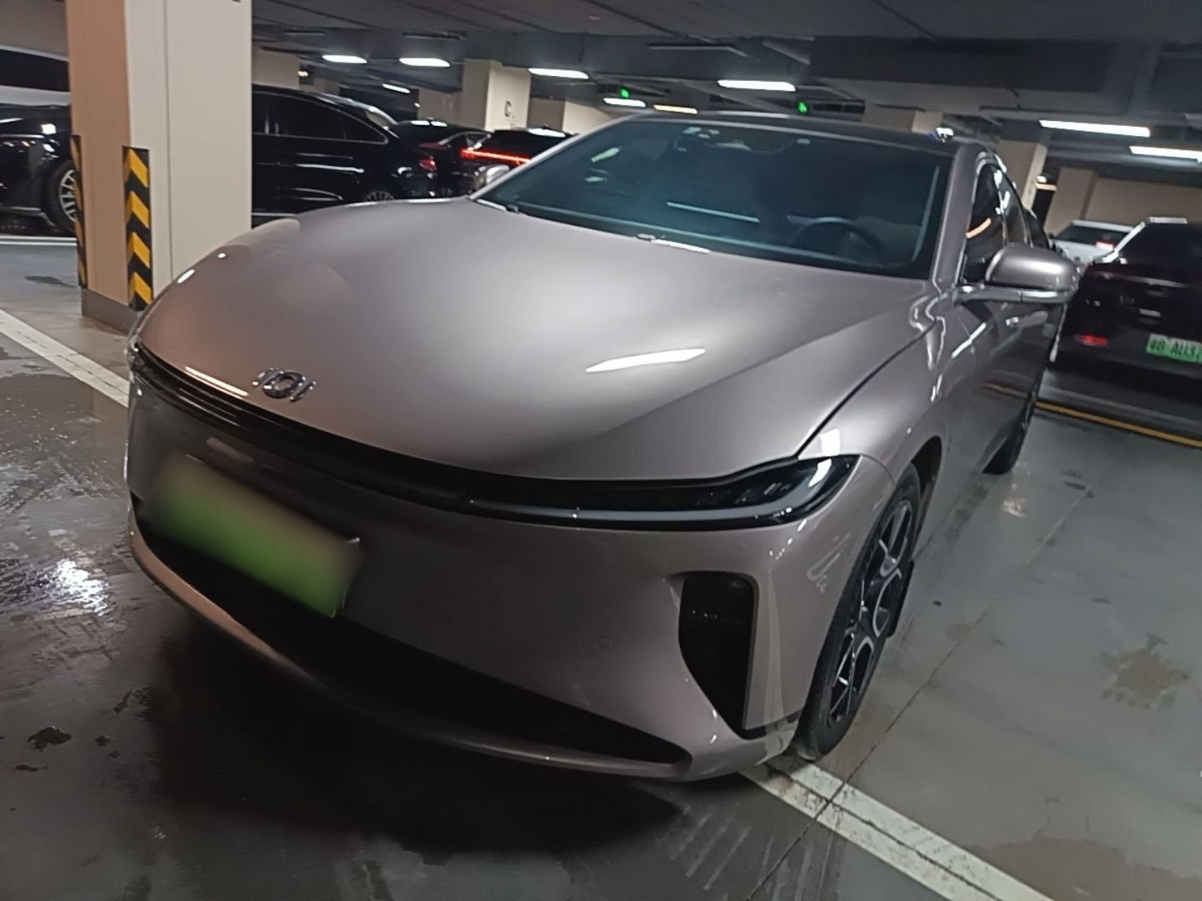 Под передней частью автомобиля