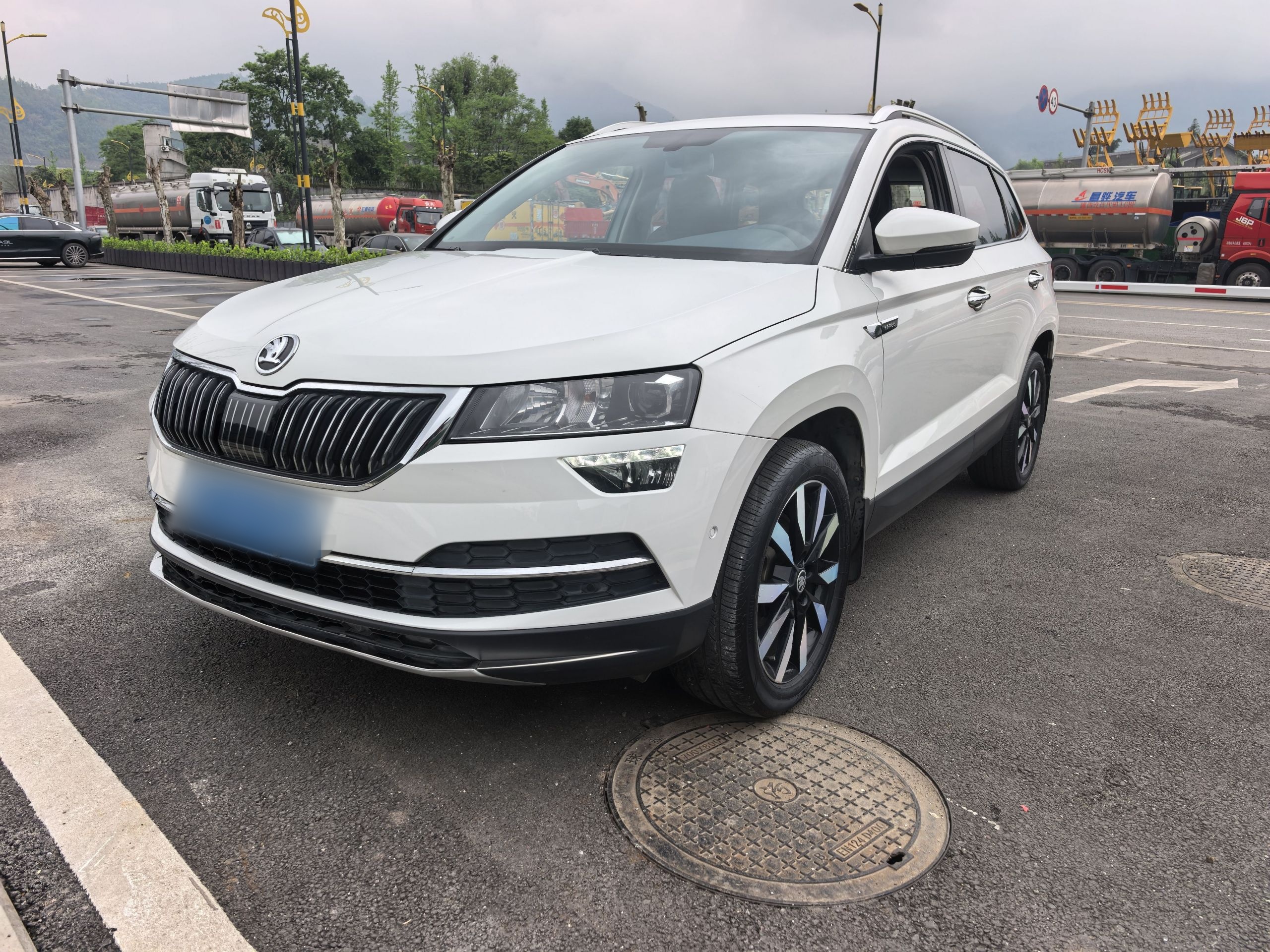 تحت مقدمة السيارة