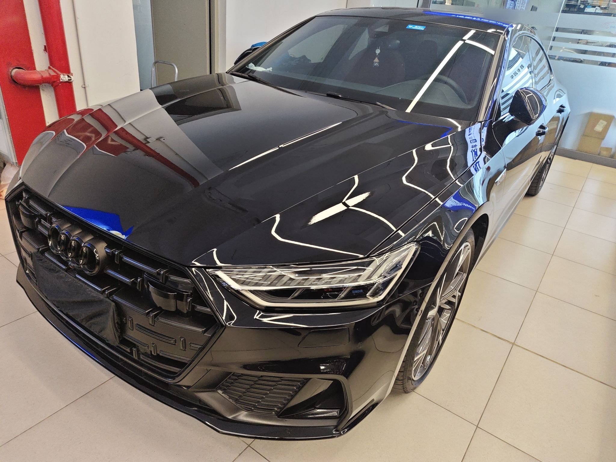 Под передней частью автомобиля