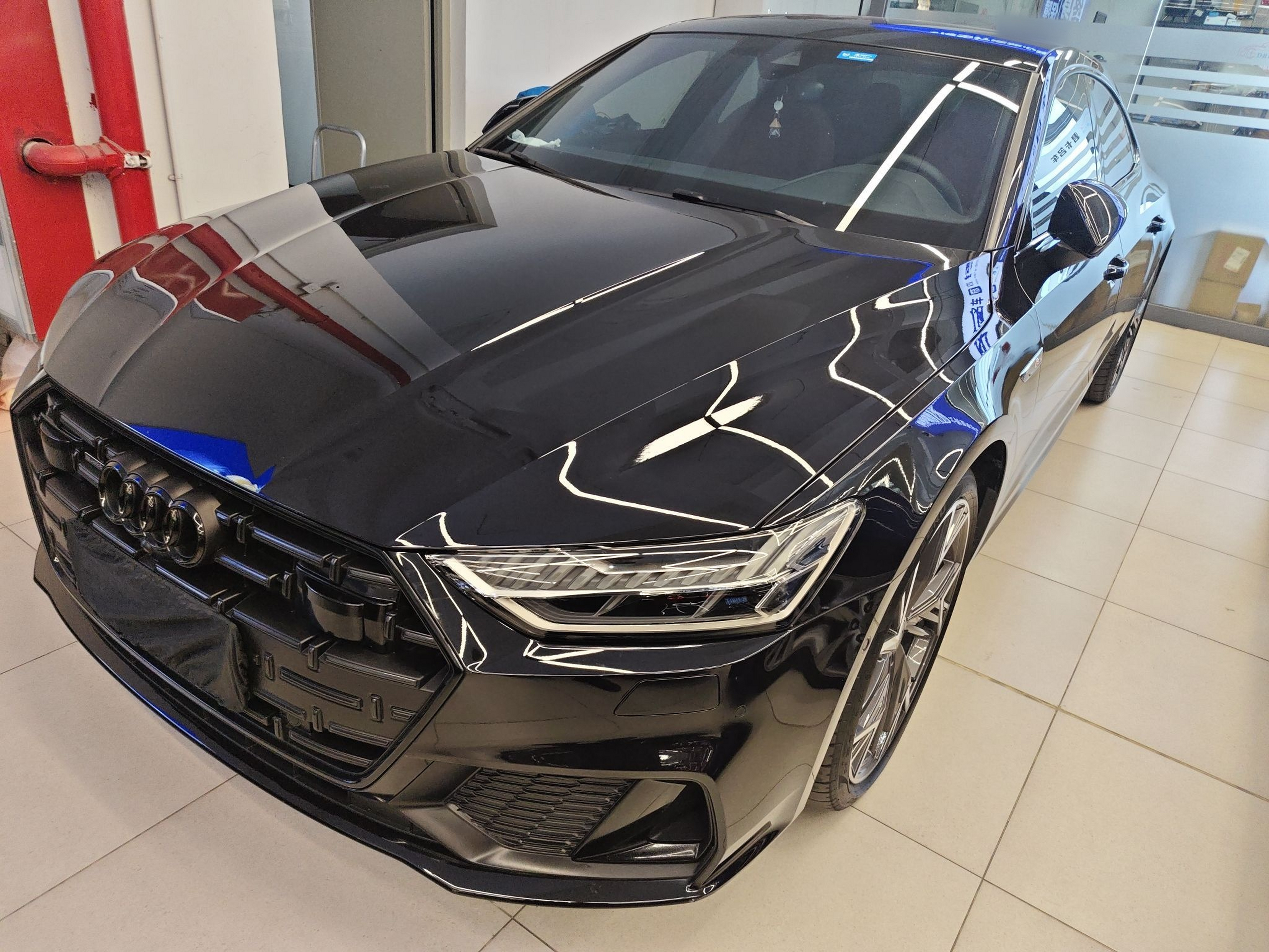 Под передней частью автомобиля