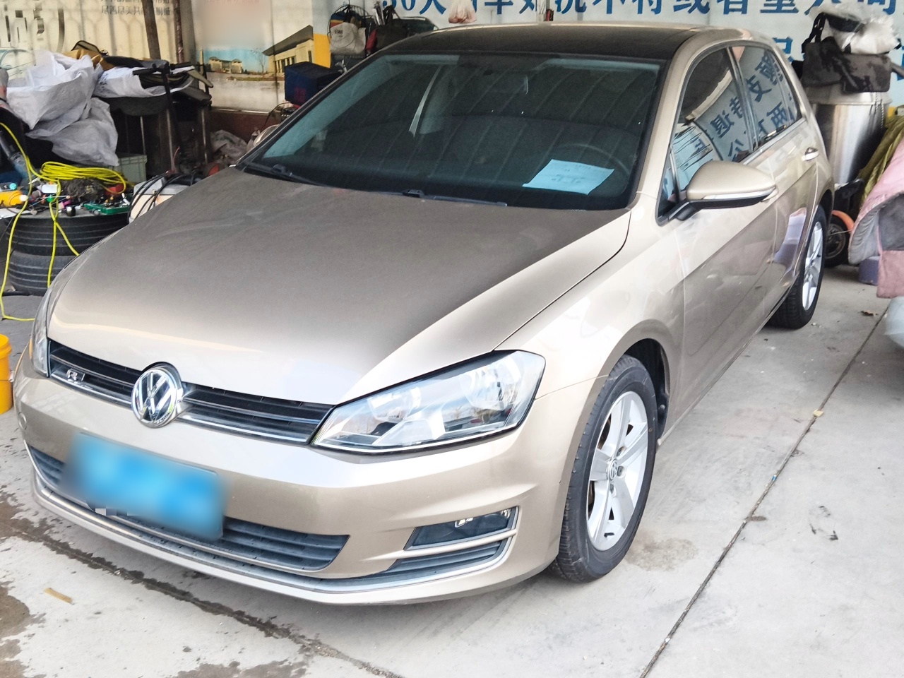 تحت مقدمة السيارة