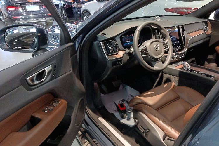 Used Volvo XC60 New Energy 2024 T8 Plug-in Hybrid Long-Range All-Wheel Drive Smart Luxury Edition
