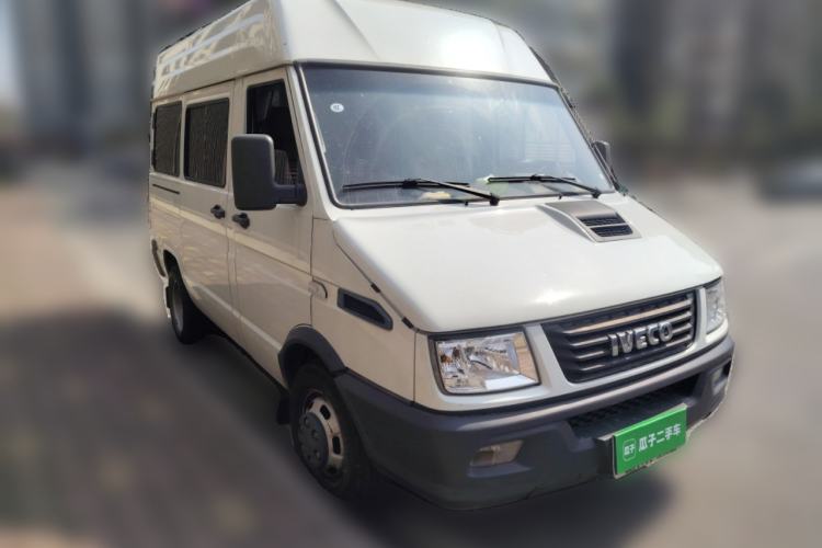 Used Iveco Daily 2021 2.5T A35 M1 Passenger Van 5-9 Seater Short Wheelbase Mid-Roof Design Dual Tires Side Sliding Door