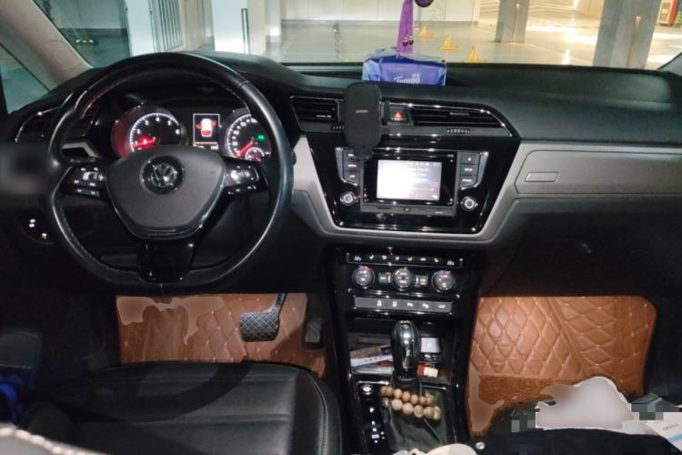 Used Volkswagen Touran 2016 Volkswagen Touran L 280TSI DSG Luxury Edition Center Console