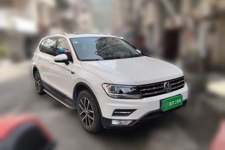 Used Volkswagen Tiguan L 2017 330TSI Automatic Two-Wheel Drive Luxury Edition Front Right 45 Deg