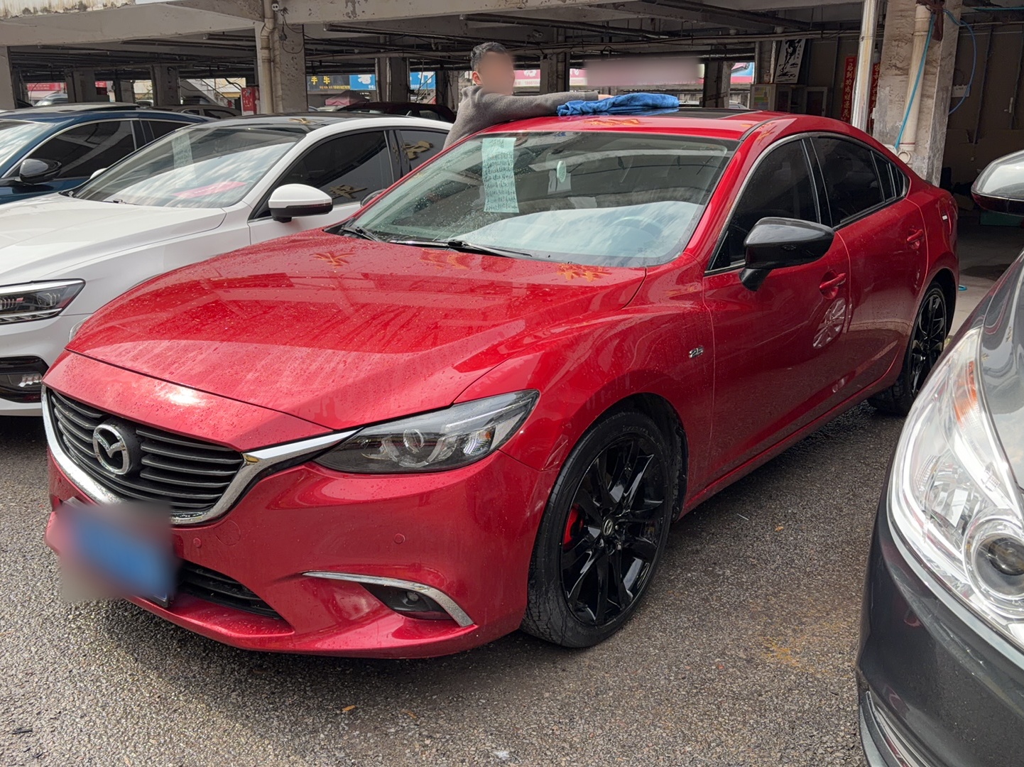 Под передней частью автомобиля