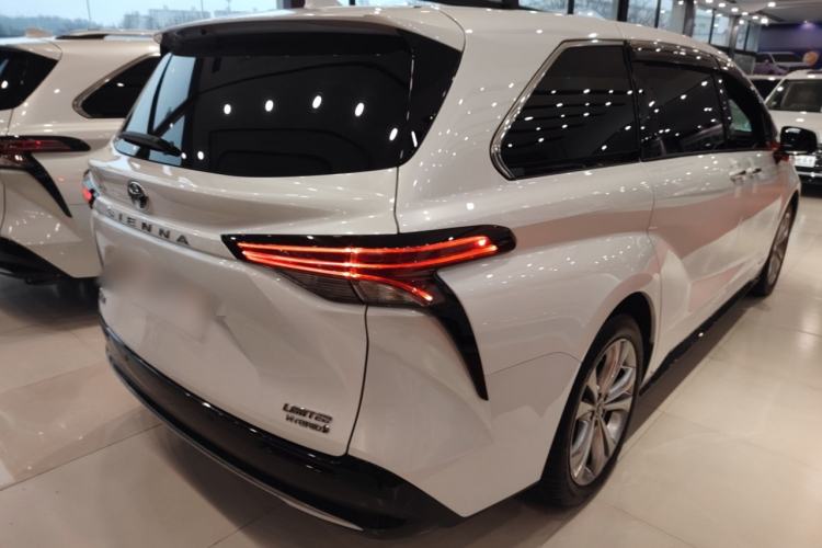 Used Toyota Sienna 2023 2.5L Hybrid Deluxe Edition
