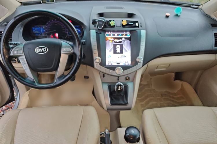 Used BYD S6 2014 2.0L Manual Luxury 5-Seater Center Console