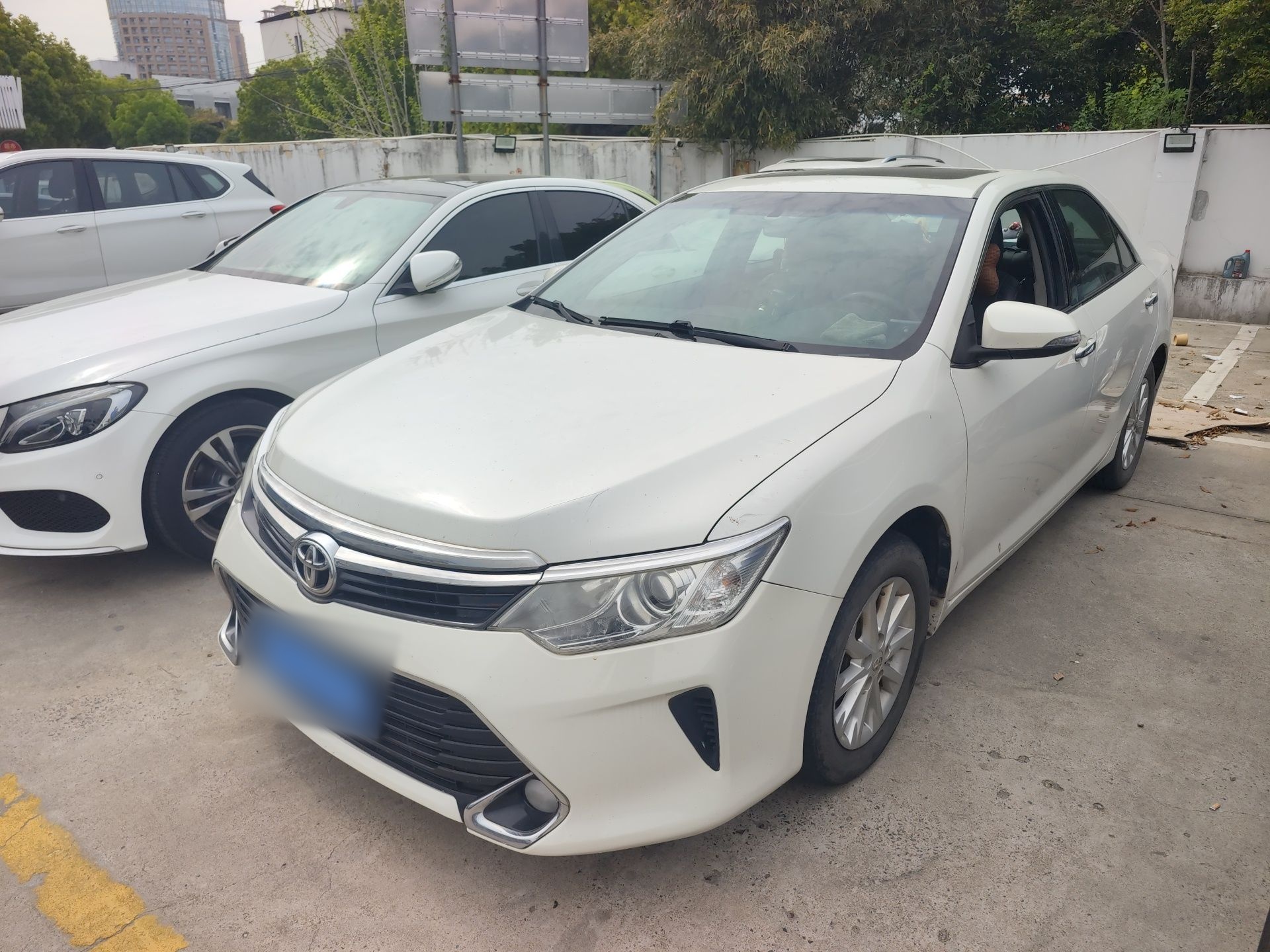 تحت مقدمة السيارة