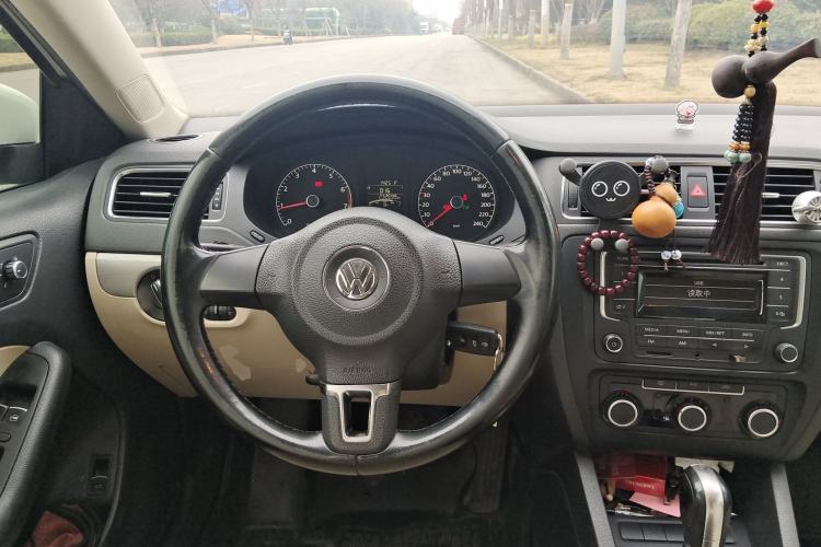 Used Volkswagen Sagitar 2014 Revised Version 1.6L Automatic Comfort Edition Steering Wheel