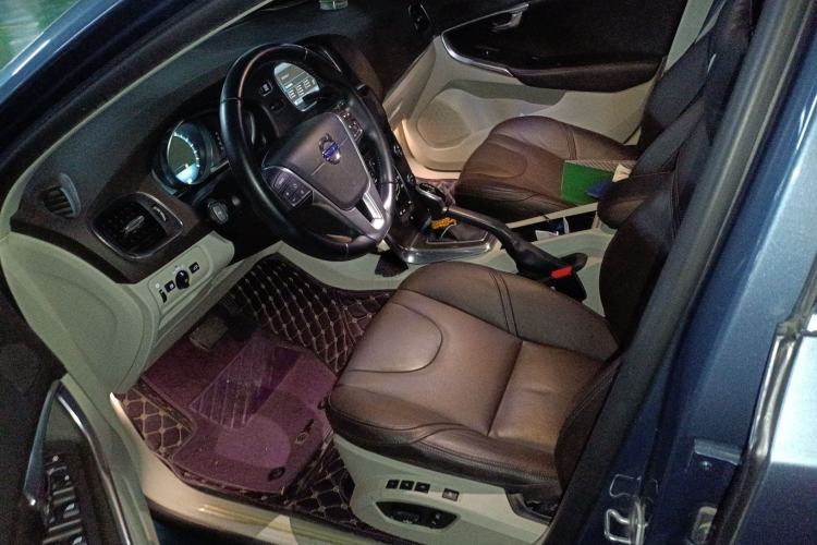 Used Volvo V40 2014 2.0T Zhiya Edition
