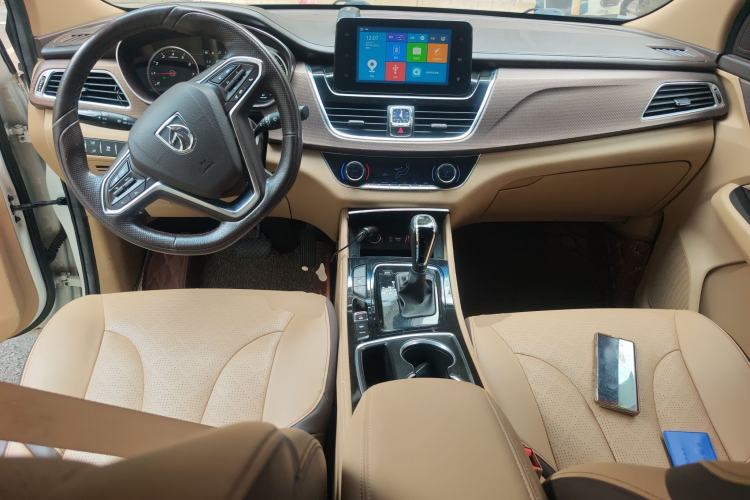 Used Baojun 730 2017 1.8L iAMT Luxury Version 7-Seater Center Console