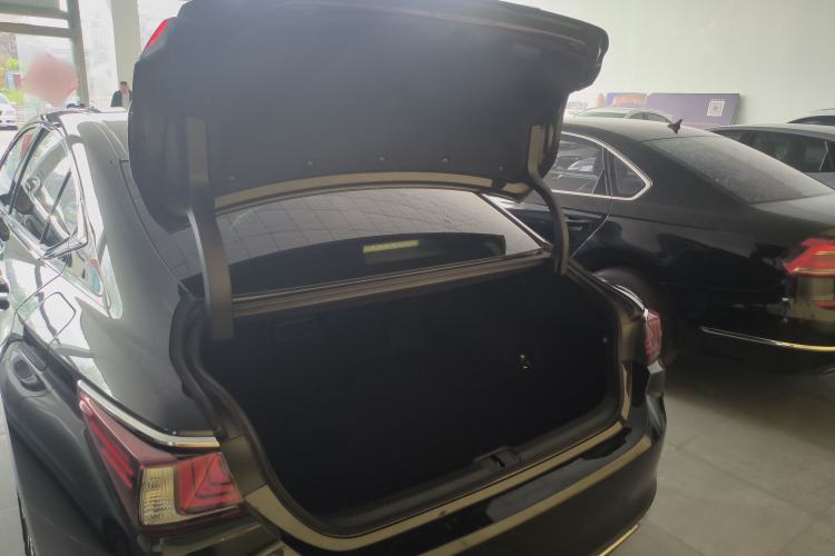 Used Lexus ES 2023 200 Excellence Edition Trunk