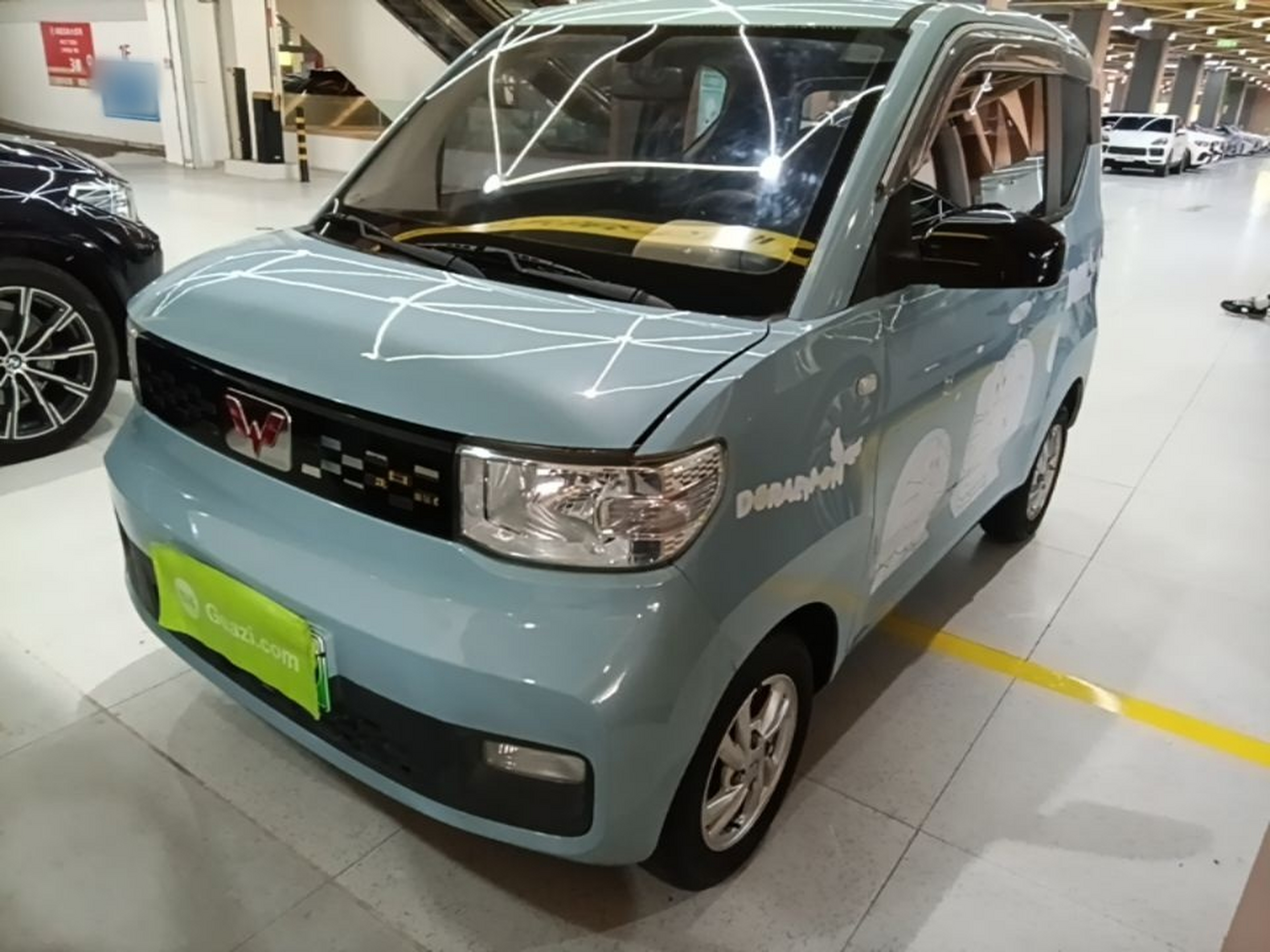 Под передней частью автомобиля