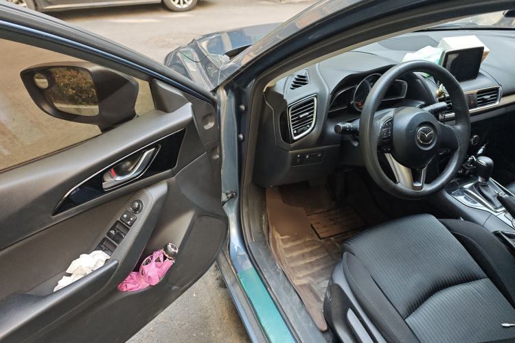 Used Mazda 3 Axela 2016 Sedan 1.5L Automatic Luxury Model