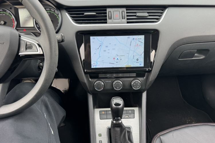 Used Skoda Octavia 2019 1.5L Automatic SmartDrive Comfort Edition China VI Standard Interior 3