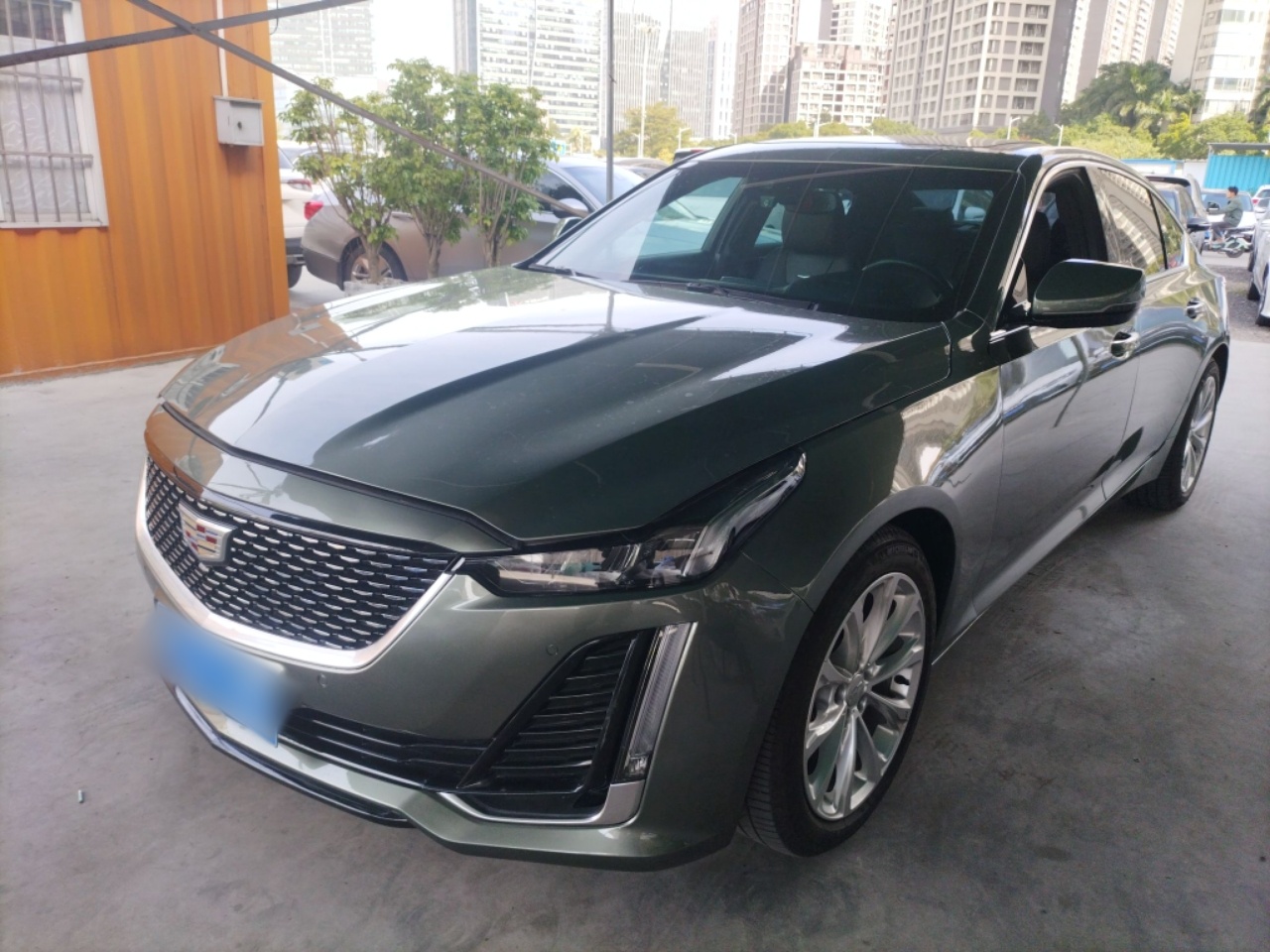 تحت مقدمة السيارة