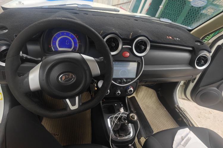 Used Lifan Auto 330 2014 1.3L Manual Comfort Version Center Console