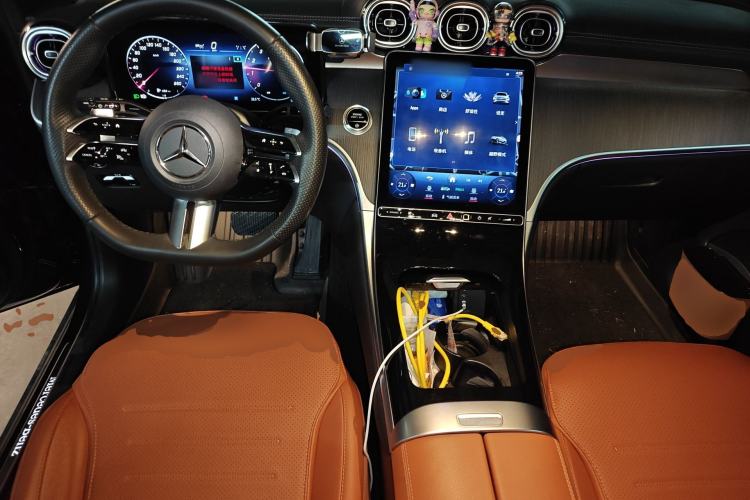 Used Mercedes-Benz GLC 2023 GLC 260 L 4MATIC Luxury Model 5 Seats Center Console