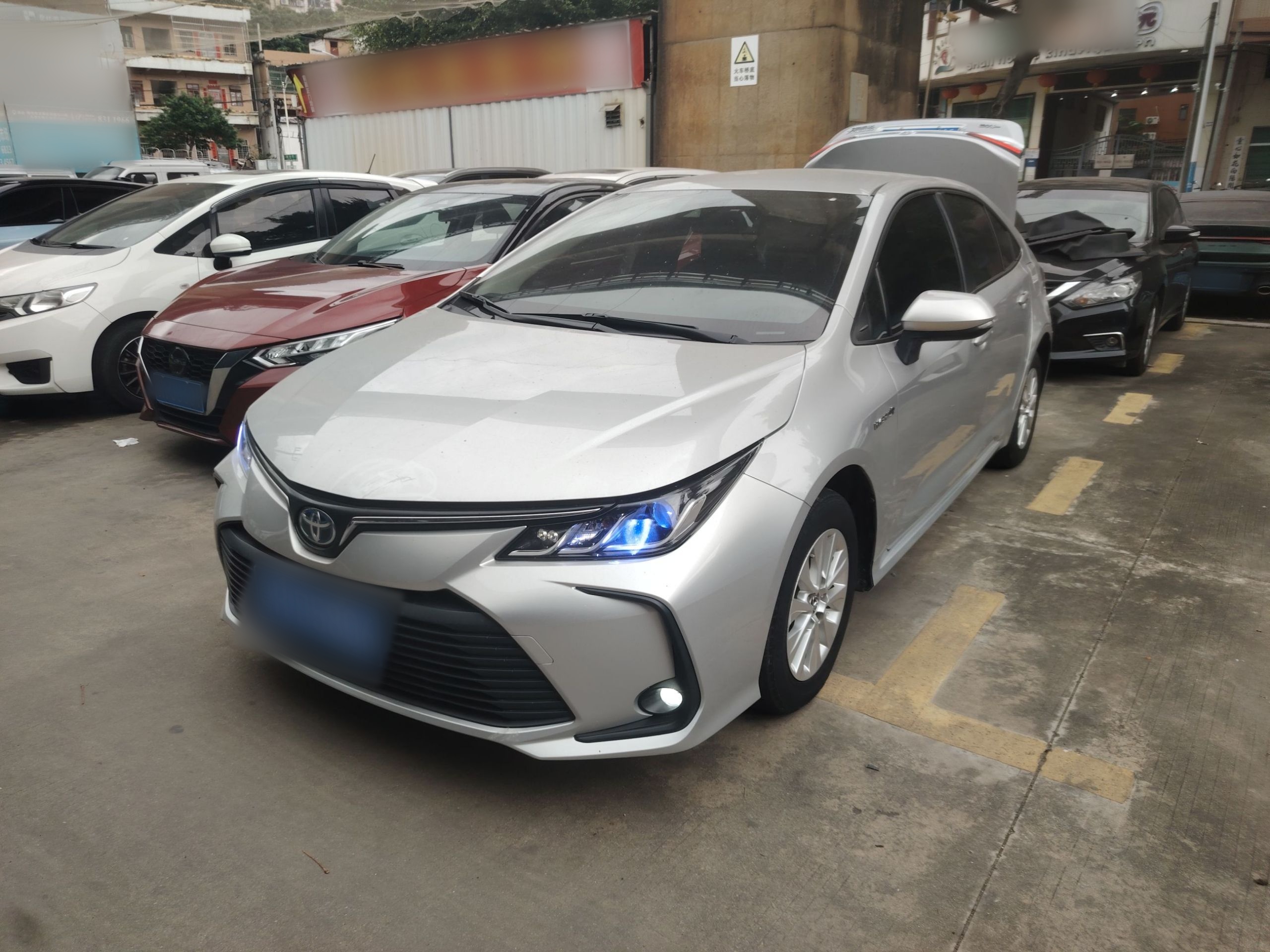 Под передней частью автомобиля