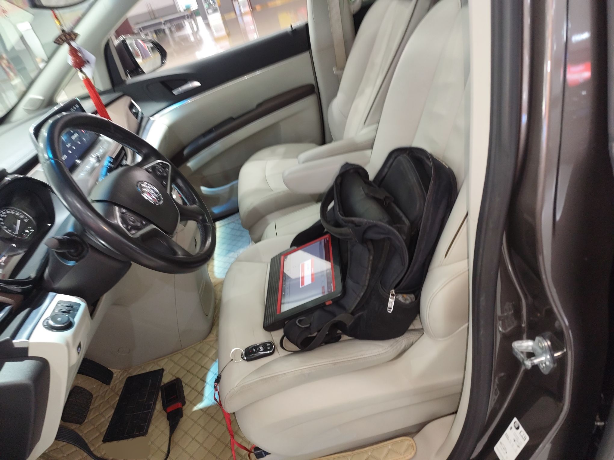 المقاعد الأمامية داخل السيارة