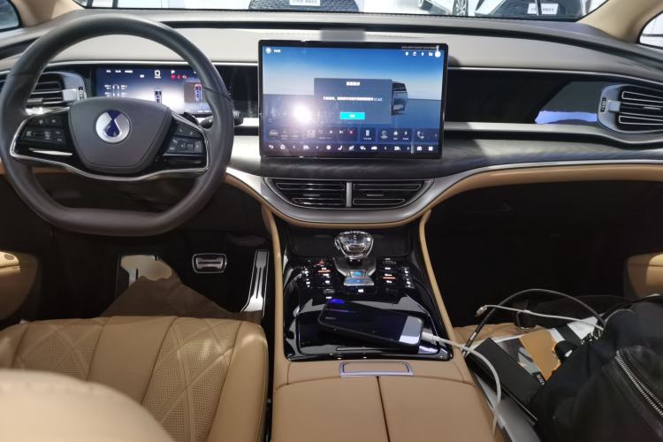 Used Denza D9 2025 DM-i Smart Drive 1020 Four-Wheel Drive Deluxe Model
