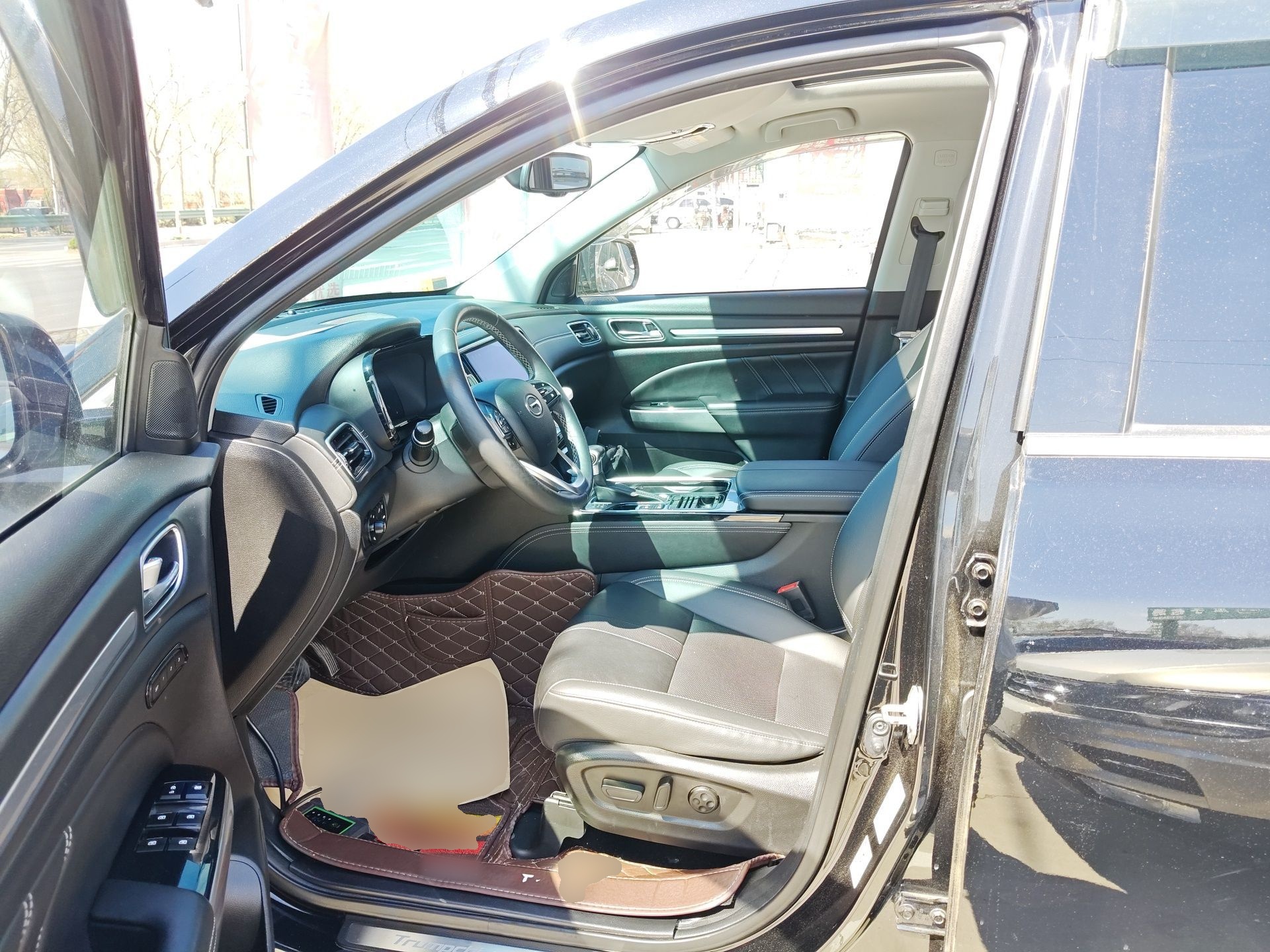 Переднее сиденье в автомобиле