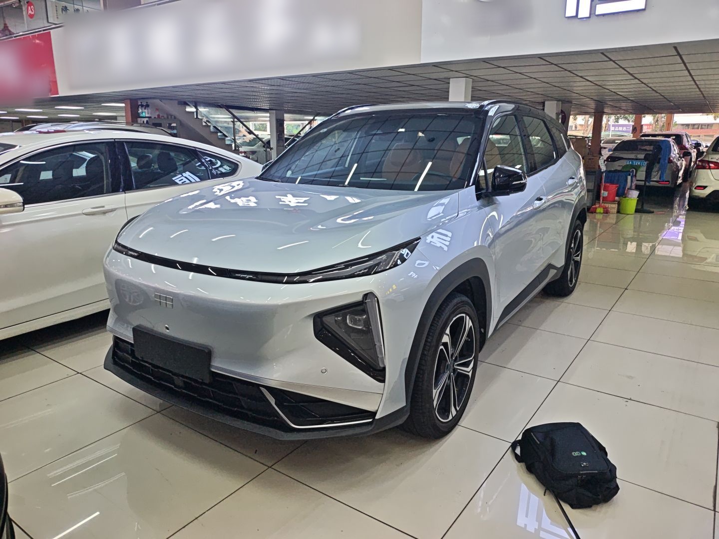 تحت مقدمة السيارة