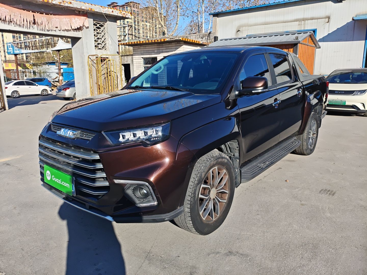 تحت مقدمة السيارة