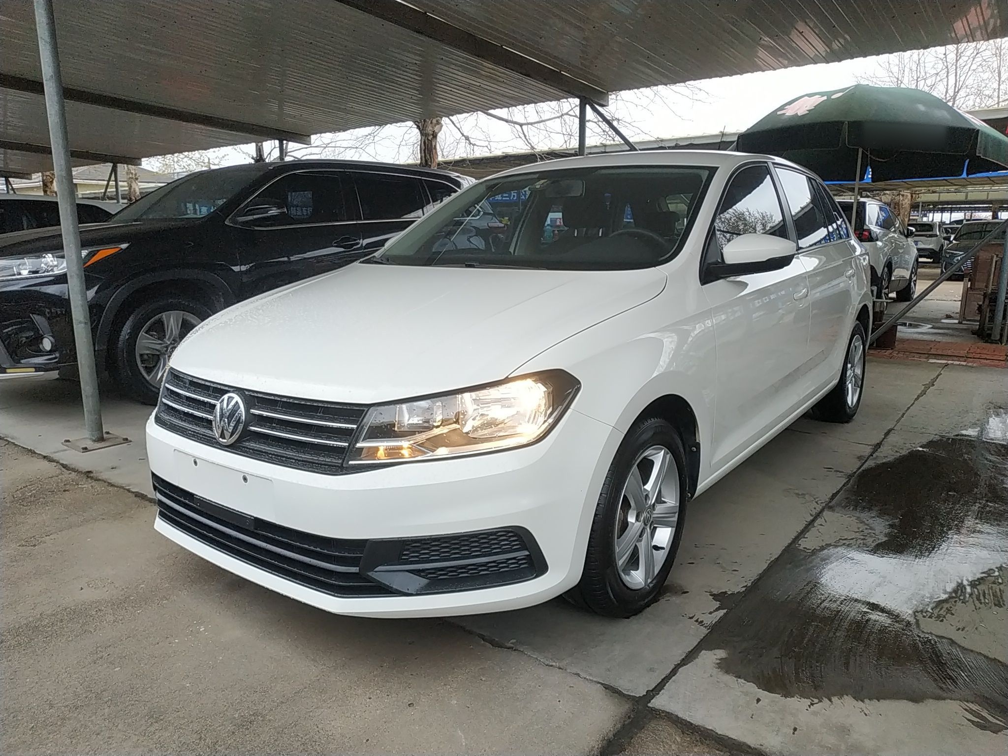 تحت مقدمة السيارة