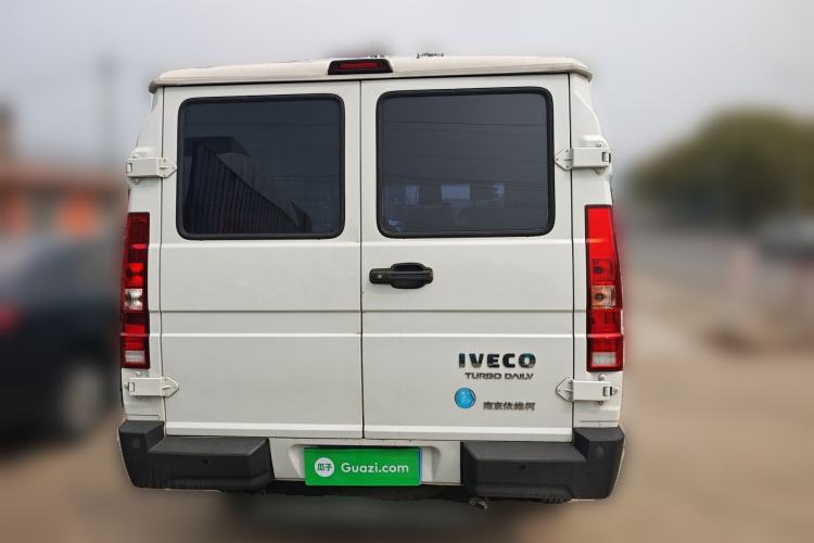 Used Iveco Daily 2023 2.5T A35M1 Short Wheelbase Low-Roof Single-Tire Side-Sliding Door 5-9 Seater Rear