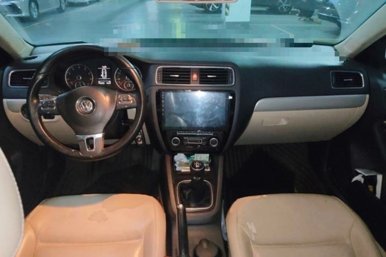 Used Volkswagen Sagitar 2012 1.4TSI Manual Luxury Model Center Console