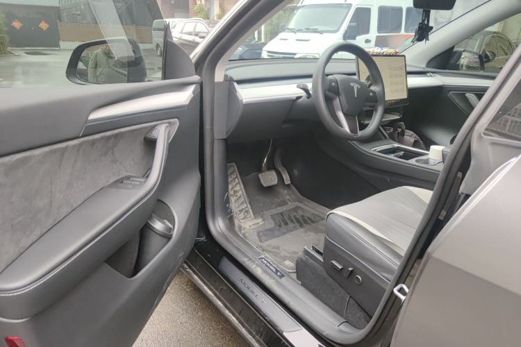 Used Tesla Model Y 2023 Long-Range All-Wheel-Drive Version