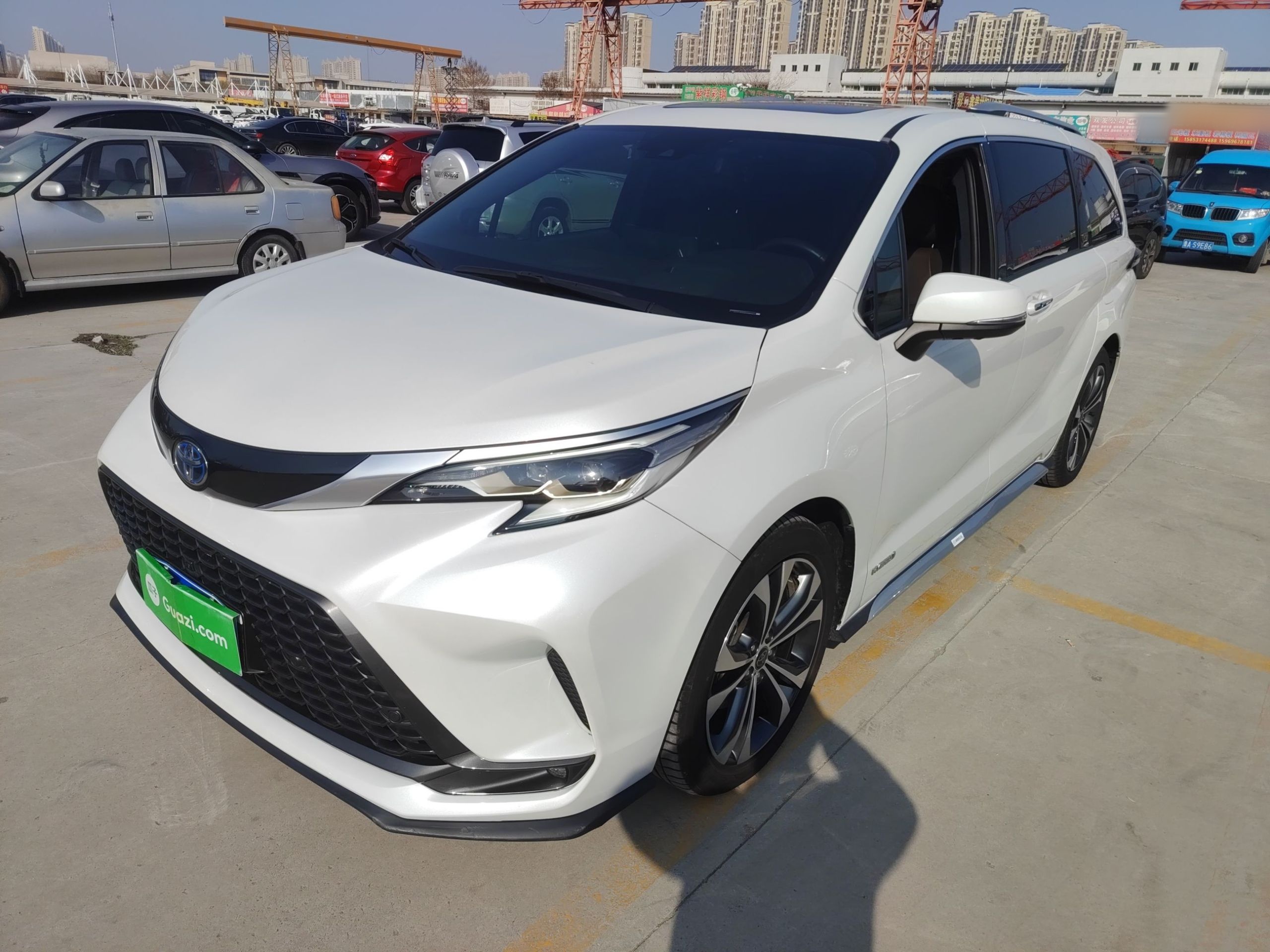 تحت مقدمة السيارة