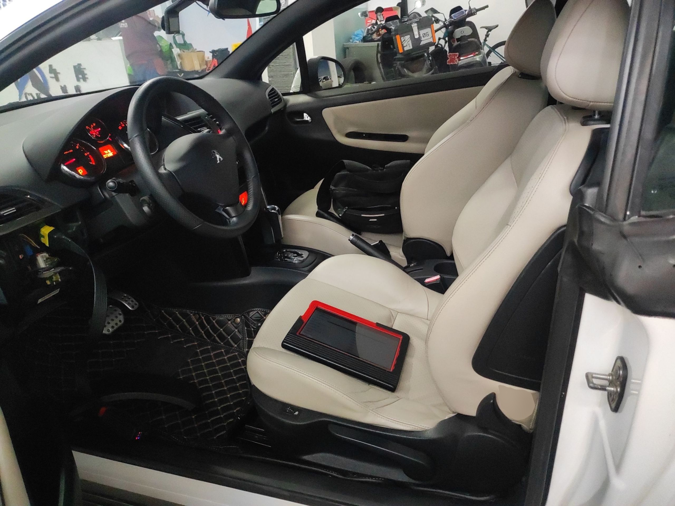 المقاعد الأمامية داخل السيارة