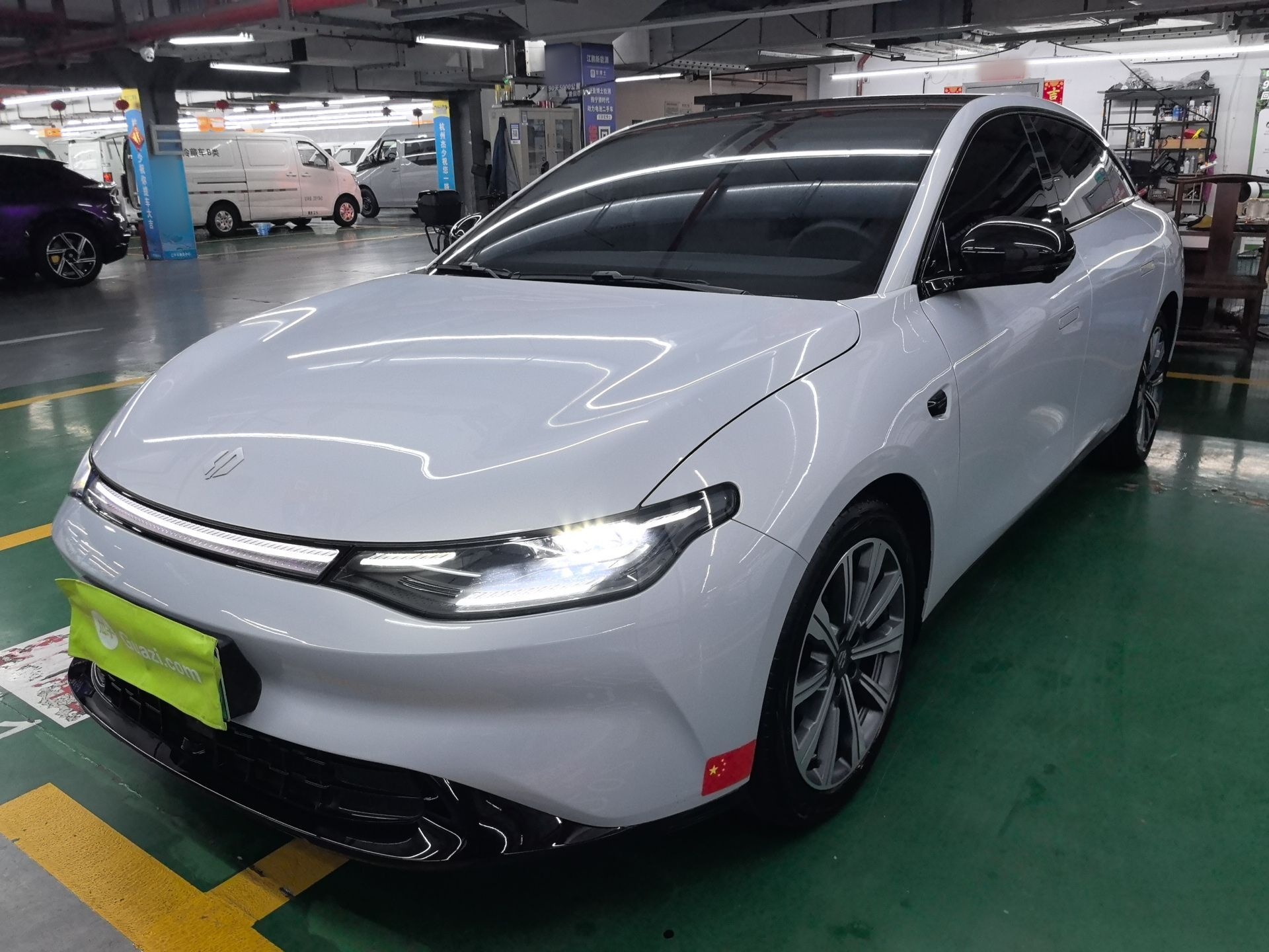 تحت مقدمة السيارة