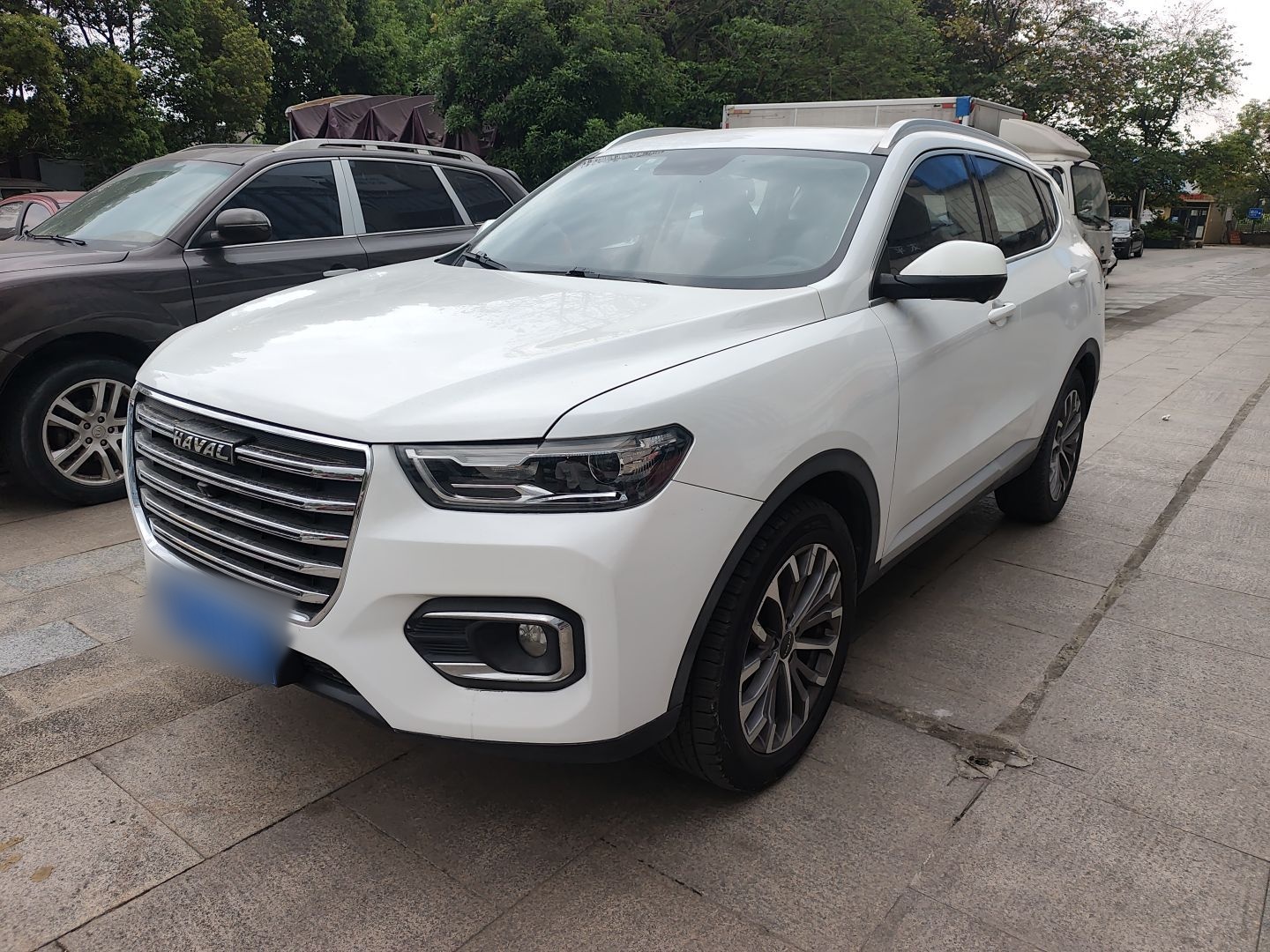 Под передней частью автомобиля