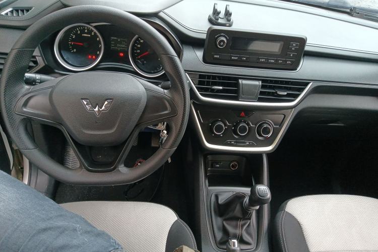 Used Wuling Hongguang S3 2019 1.5L Manual Standard Version China VI Standard Center Console