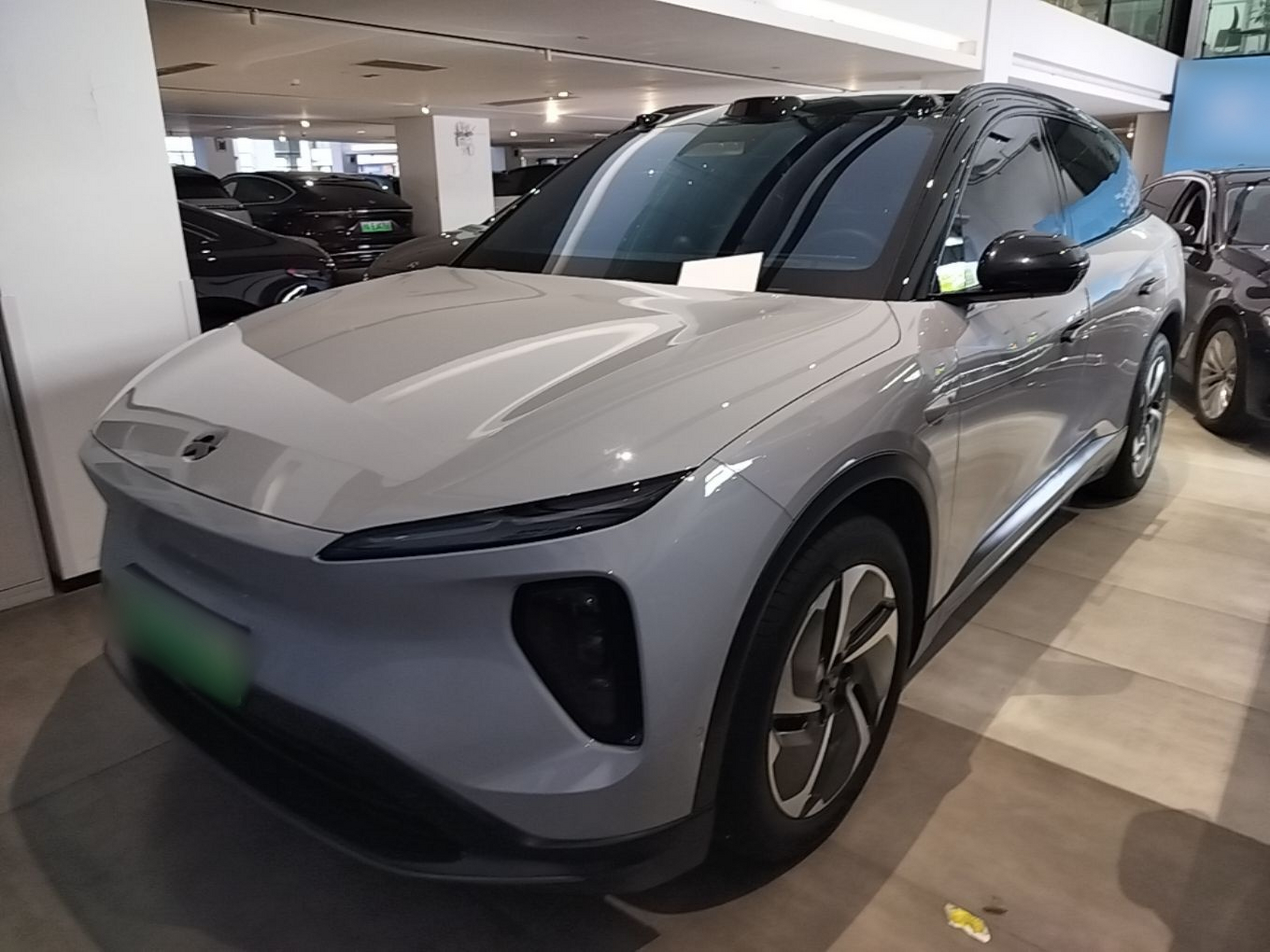 Unter der Vorderseite des Autos