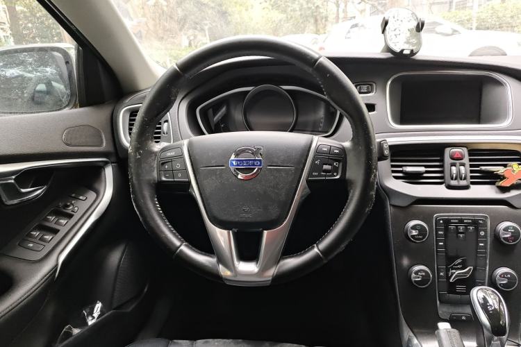 Used Volvo V40 2016 T3 Zhiyi Edition
