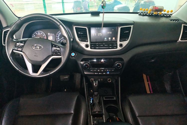 Used Hyundai Tucson 2015 1.6T Dual-Clutch Two-Wheel-Drive Smart Model Center Console