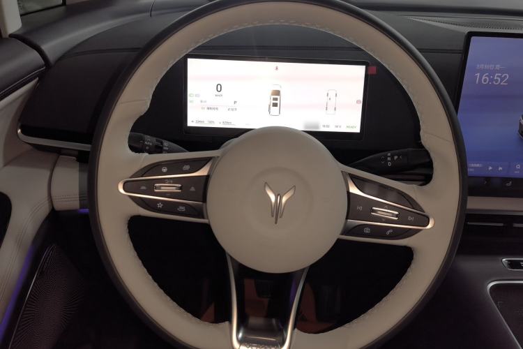 Used VOYAH Dream 2025 PHEV Four-Wheel Drive Prestige Kunpeng Edition Steering Wheel