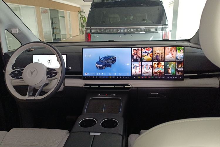 Used VOYAH Dream 2025 PHEV Four-Wheel Drive Excellence Kunpeng Edition Center Console