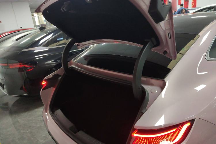 Used Geely Galaxy E8 2024 665 km Range Rear-Drive Starship Long-Range Version
