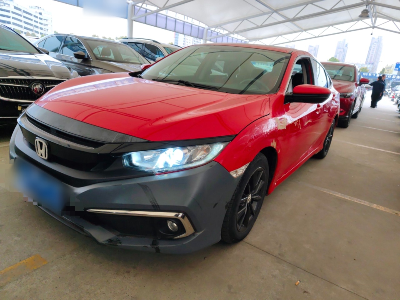 تحت مقدمة السيارة